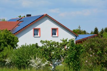 Dach eines Einfamilienhauses mit Photovoltaikfläche